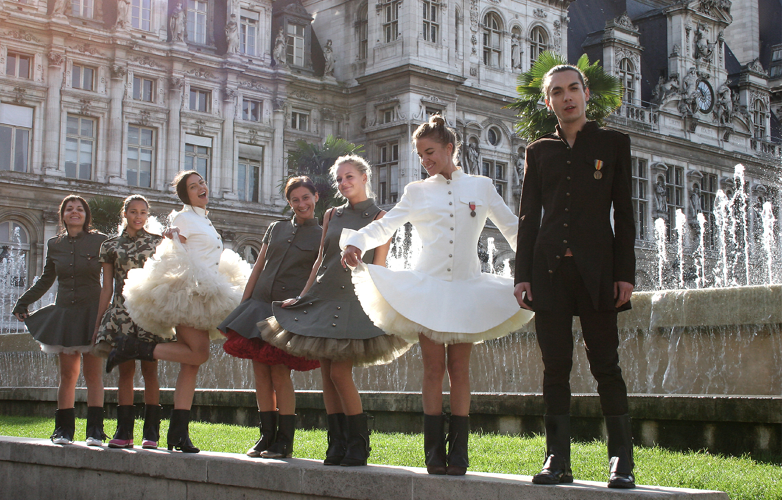 Un designer roman la Paris de Ziua Internationala a Pacii